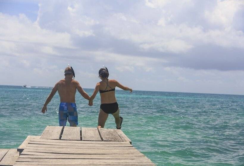 هتل St. George's Caye Resort