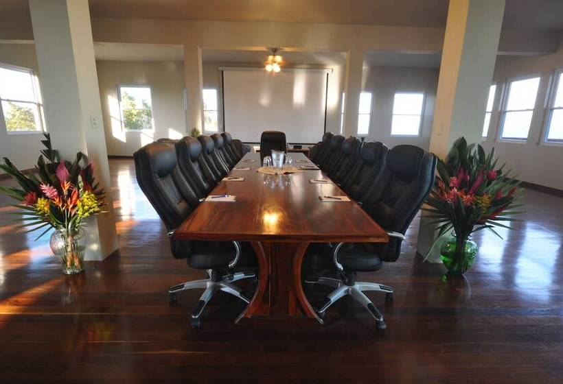 هتل St. George's Caye Resort