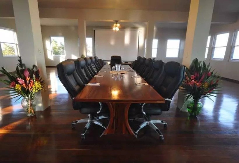 Hotel St. George's Caye Resort