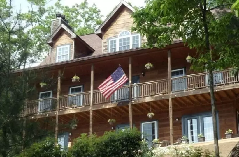 Long Mountain Lodge Bed & Breakfast