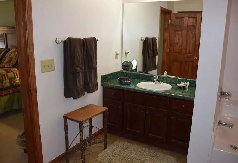 Long Mountain Lodge Bed & Breakfast