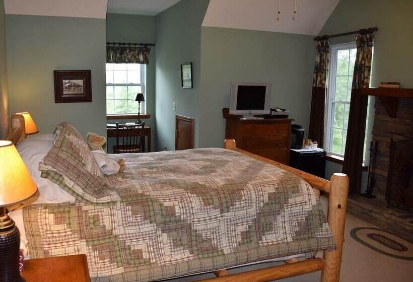Long Mountain Lodge Bed & Breakfast