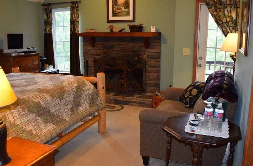 Long Mountain Lodge Bed & Breakfast