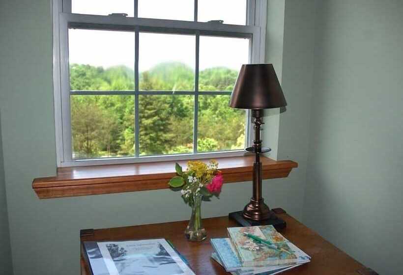 Long Mountain Lodge Bed & Breakfast