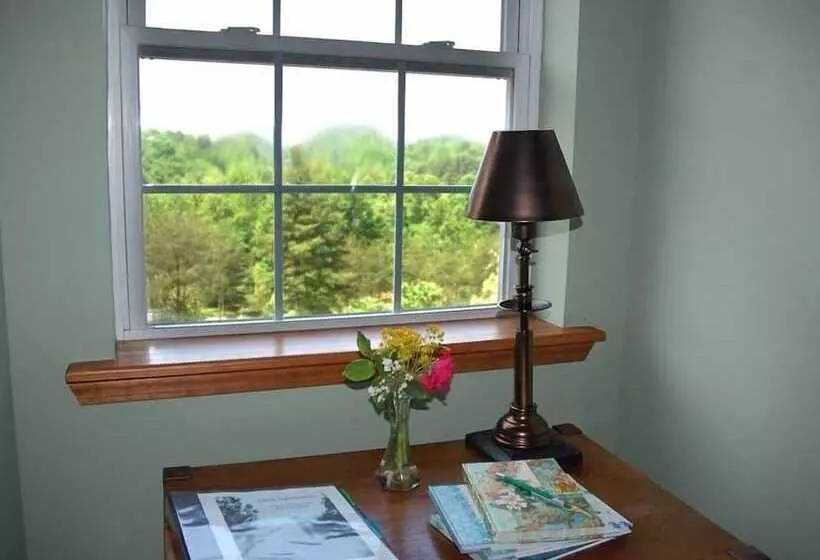 Long Mountain Lodge Bed & Breakfast