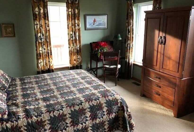 Long Mountain Lodge Bed & Breakfast