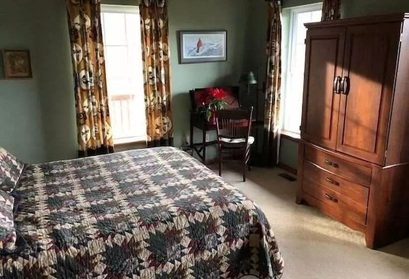 Long Mountain Lodge Bed & Breakfast