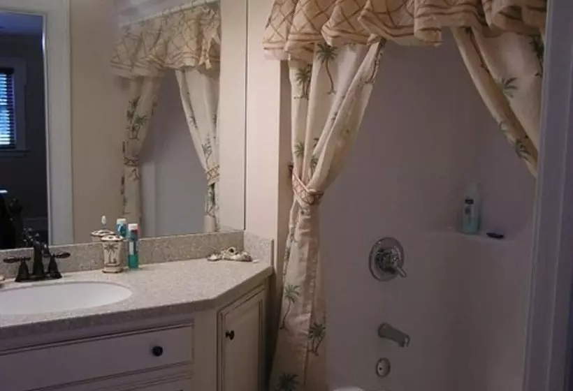 Shalom House Bed And Breakfast