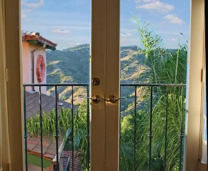 Topanga Canyon Inn Bed And Breakfast
