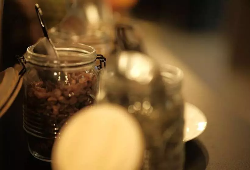 Thes   Hotel & House