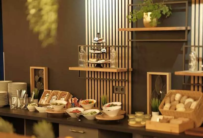 Thes   Hotel & House