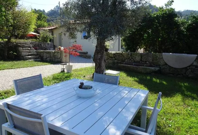 تختخواب و صبحانه A Casa Com 2 Pereiras