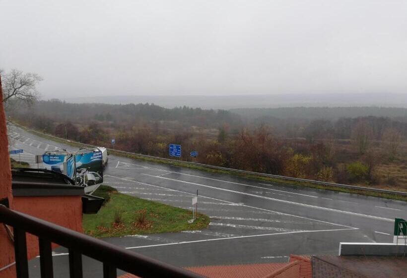 酒店 Bar & Guests Room Ela