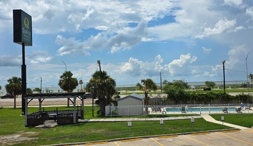 בית מלון כפרי Quality Inn & Suites Port Lavaca Near Lighthouse Beach