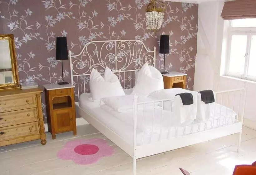 Robert S Bed & Breakfast