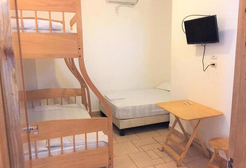 فندق صغير Hostal Yaku Montañita