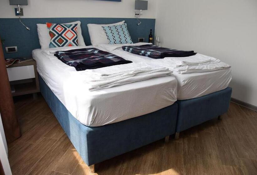 تختخواب و صبحانه Sms Studios