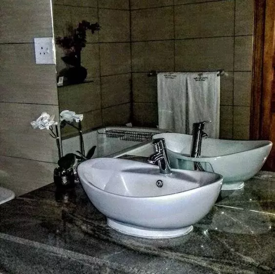 هتل Dwaleni Farm Lodge