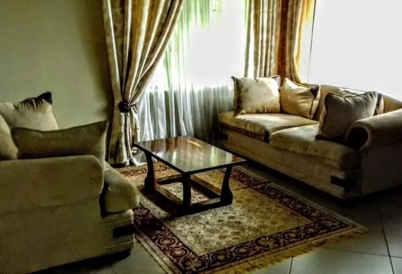 هتل Dwaleni Farm Lodge