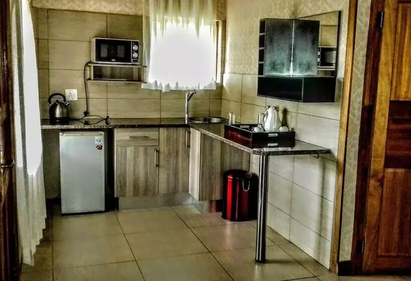 هتل Dwaleni Farm Lodge