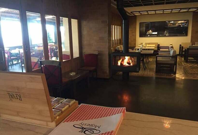 هتل Majesty Villa Dorms