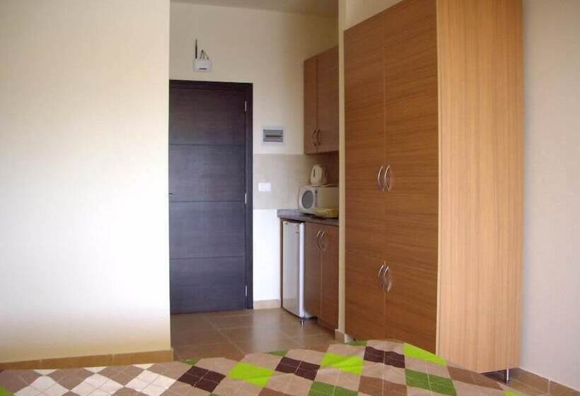 هتل Majesty Villa Dorms