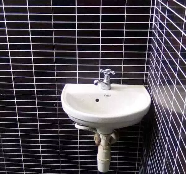 هتل Premier Lodge