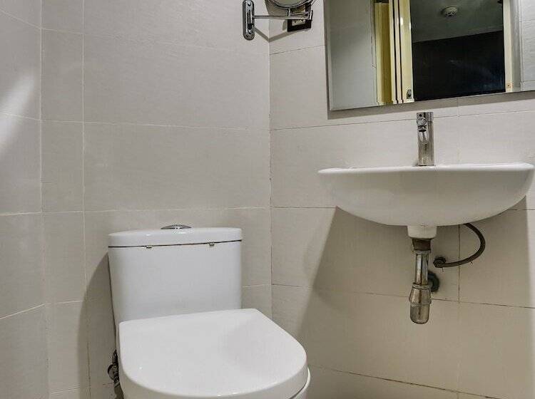 Spot On 89901 Hotel Ship Arm