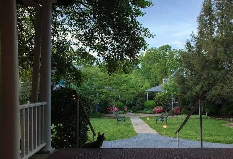 Bed and Breakfast 1906 Pine Crest Inn