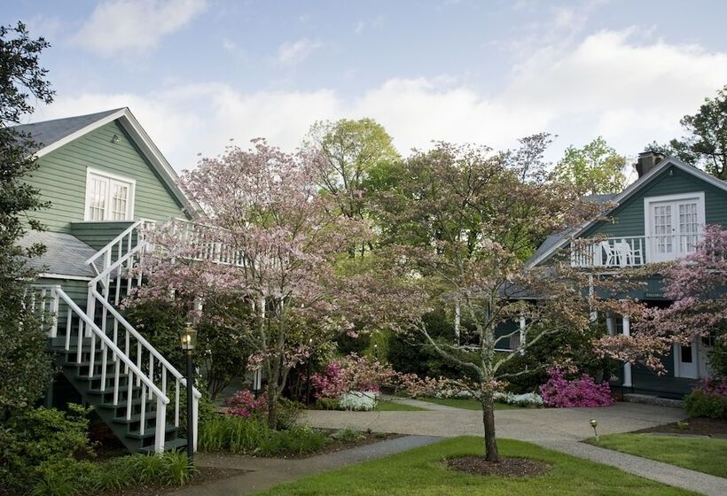 مبيت وإفطار 1906 Pine Crest Inn