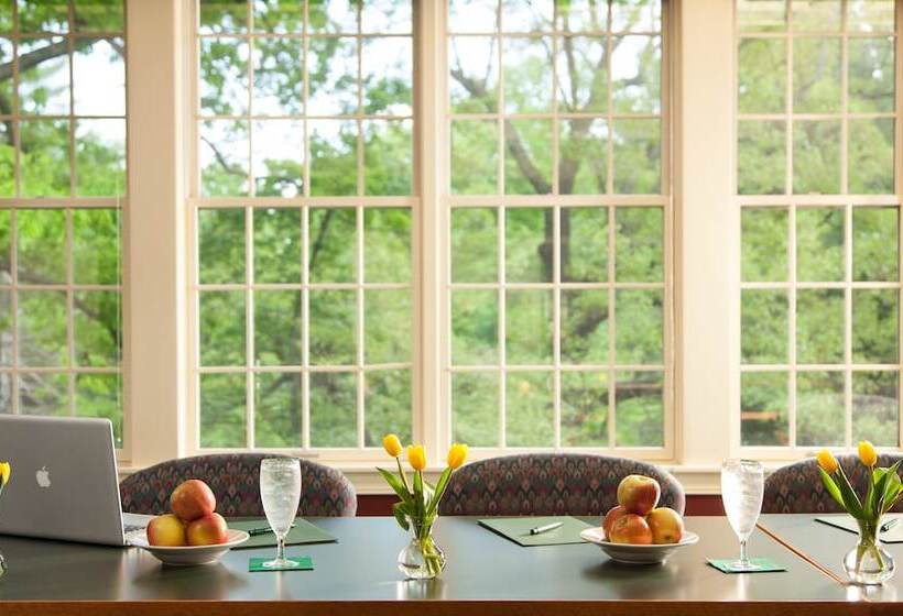 مبيت وإفطار 1906 Pine Crest Inn