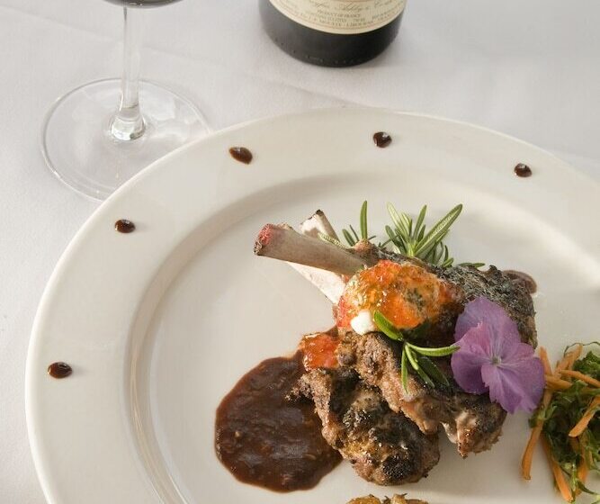 مبيت وإفطار 1906 Pine Crest Inn