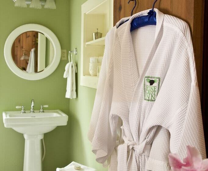 مبيت وإفطار 1906 Pine Crest Inn