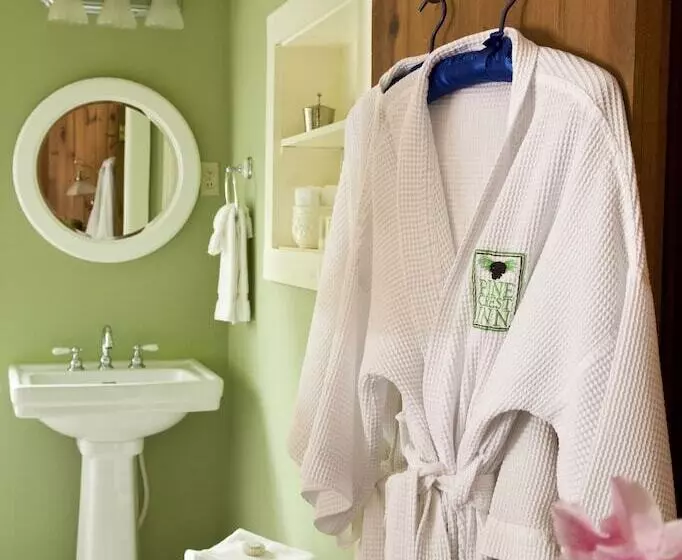 Bed and Breakfast 1906 Pine Crest Inn