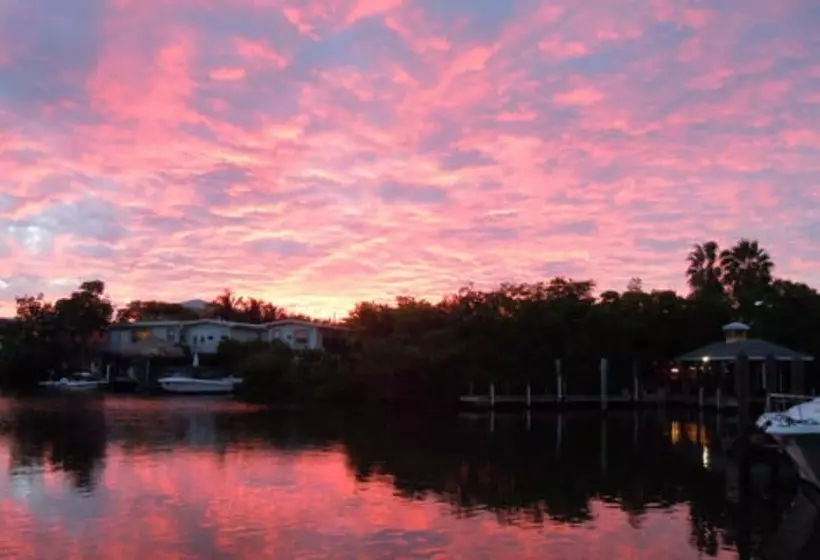 Bed & Breakfast Manatee Bay Inn   Near Fishing Pier Fort Myers Beach