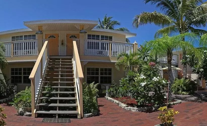 Bed & Breakfast Manatee Bay Inn   Near Fishing Pier Fort Myers Beach