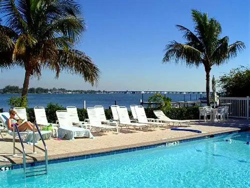 Отель Tradewinds Beach Resort