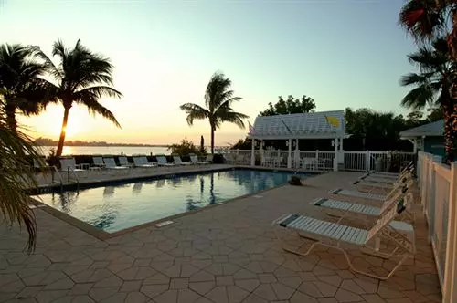 Отель Tradewinds Beach Resort