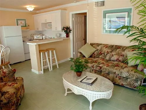 Отель Tradewinds Beach Resort