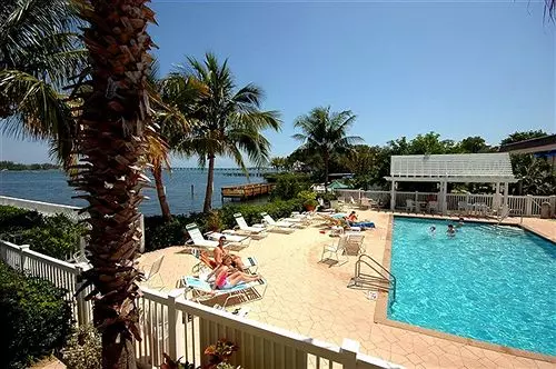 Отель Tradewinds Beach Resort