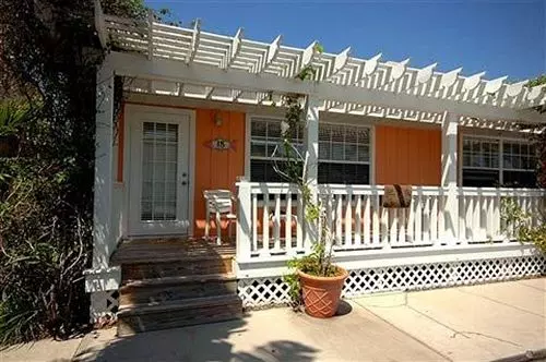 Отель Tradewinds Beach Resort