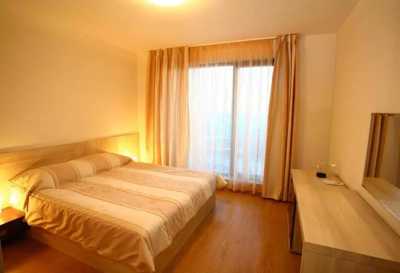 Royal Cove Aparthotel   Self Catering