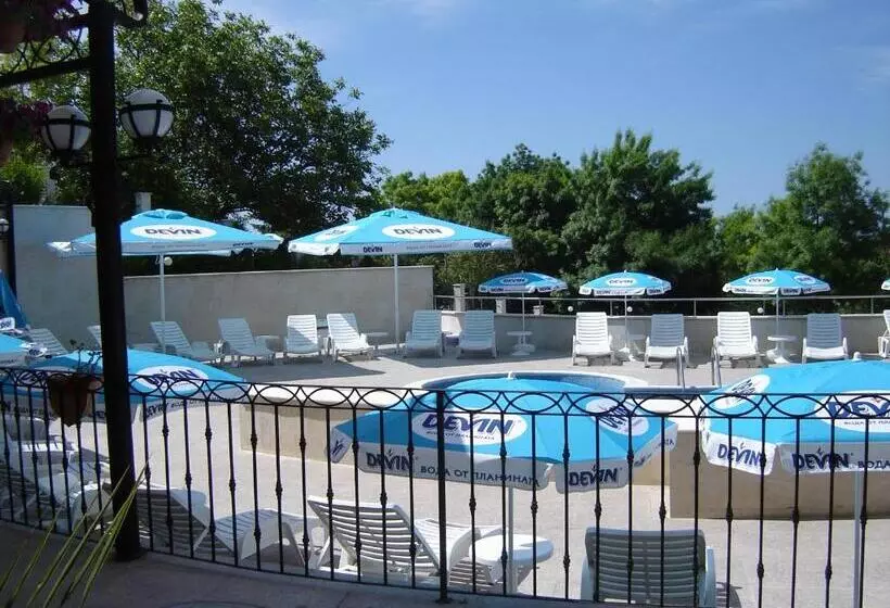 Royal Cove Aparthotel   Self Catering