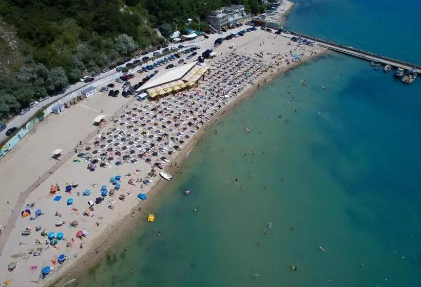 Royal Cove Aparthotel   Self Catering