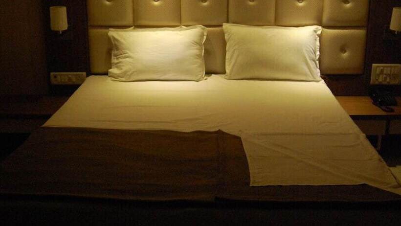 هتل Aishwarya Residency