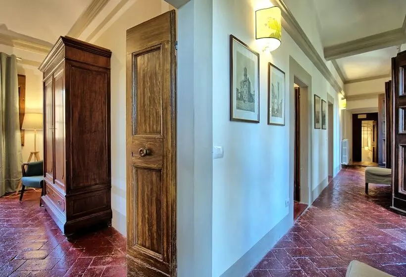 Otel Castello Di Montegufoni By Posarellivillas