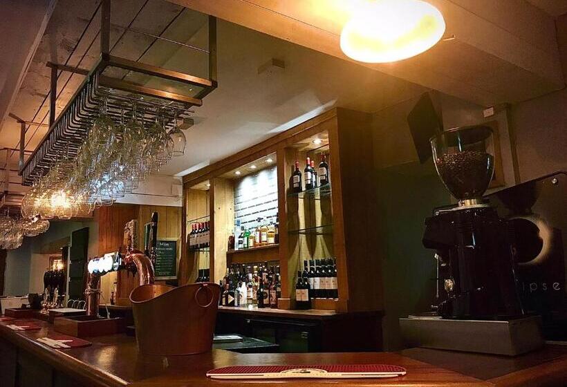 בית מלון כפרי Red Lion Coaching Inn