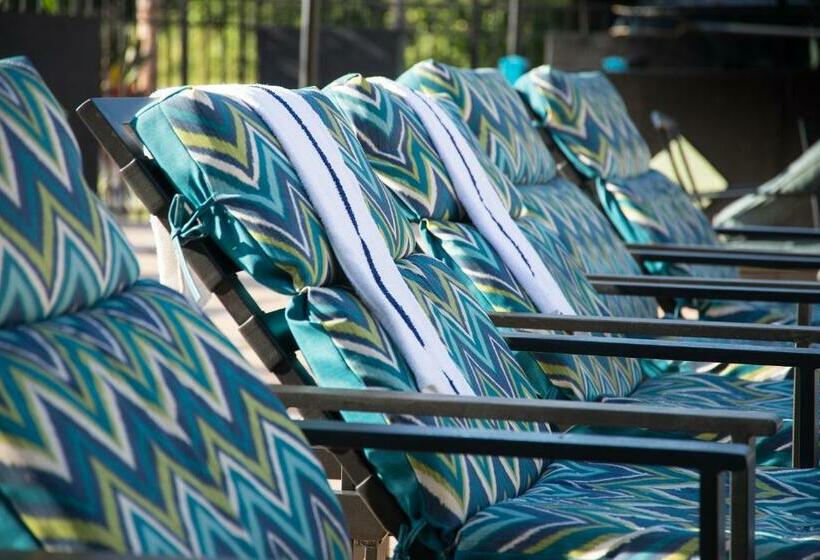 בית מלון כפרי Seasons Florida Resort