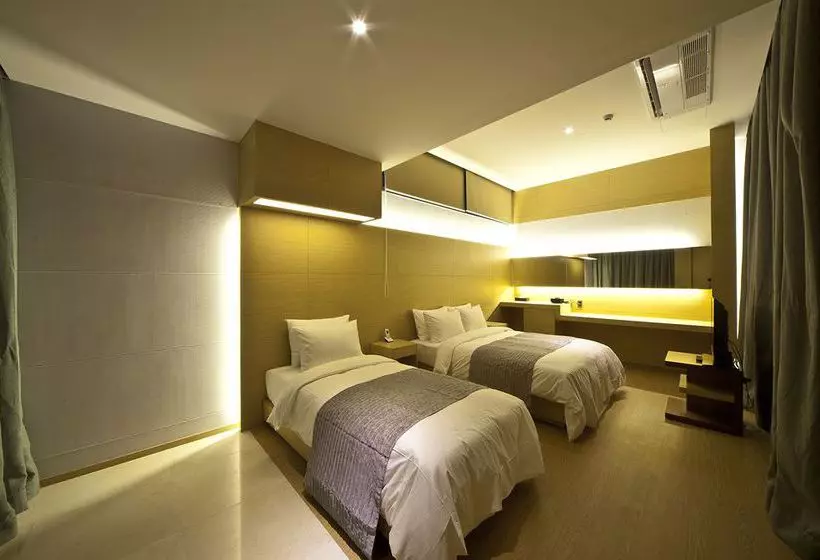 Luston Villa & Hotel