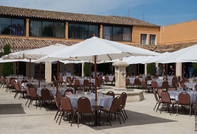 住所  Adonis Arles by Olydea